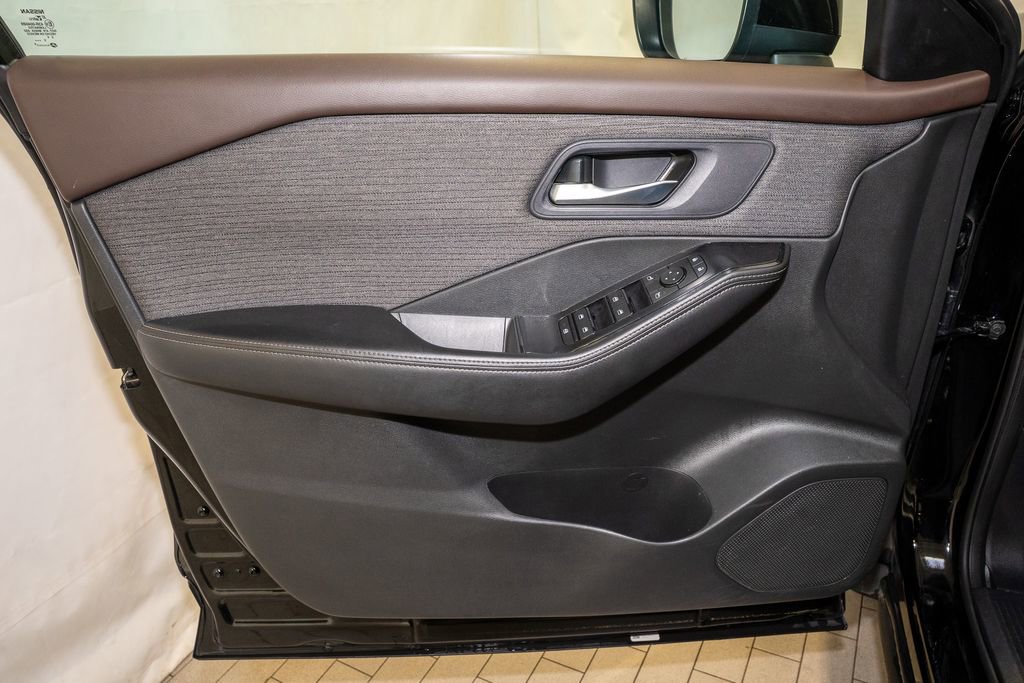 Used 2023 Nissan Rogue SV image 11