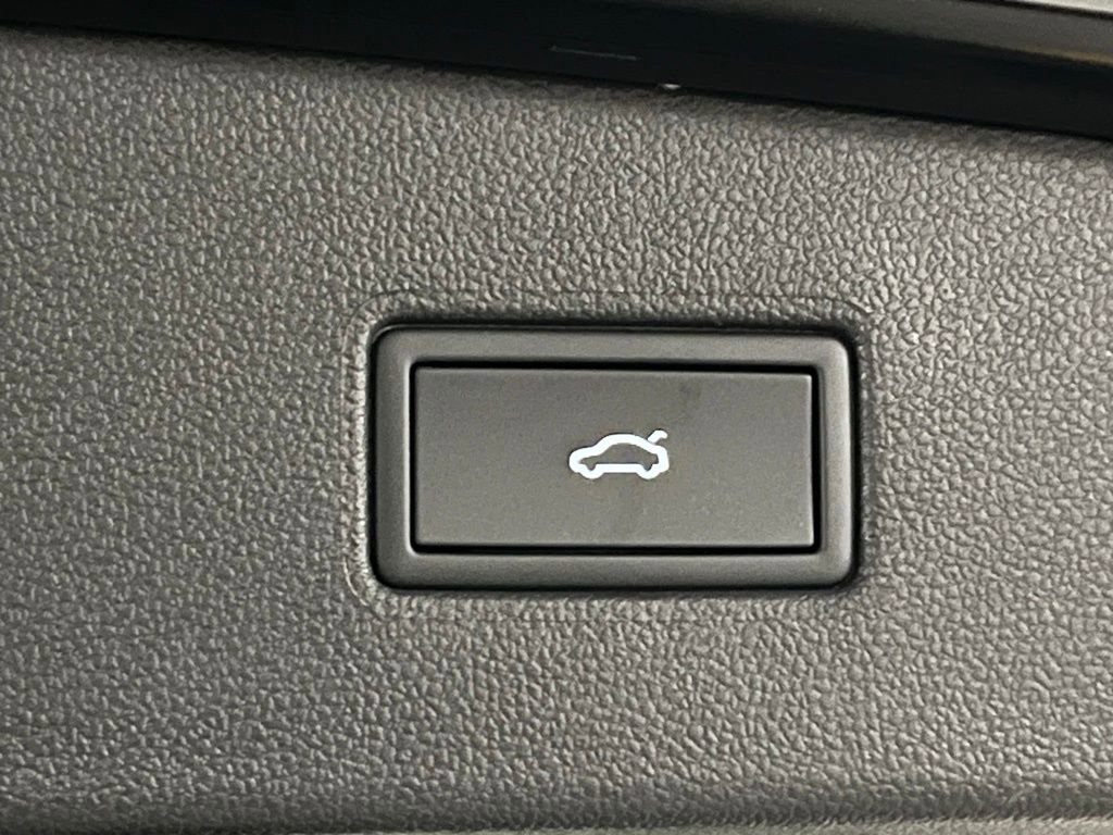 Used 2024 Volkswagen Tiguan SE w/ Panoramic Sunroof Package image 37