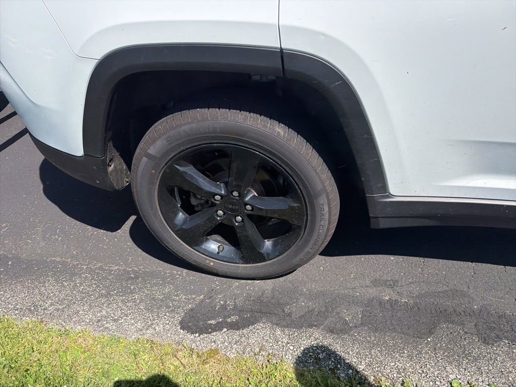 Used 2023 Jeep Grand Cherokee Limited w/ Black Appearance Package image 3