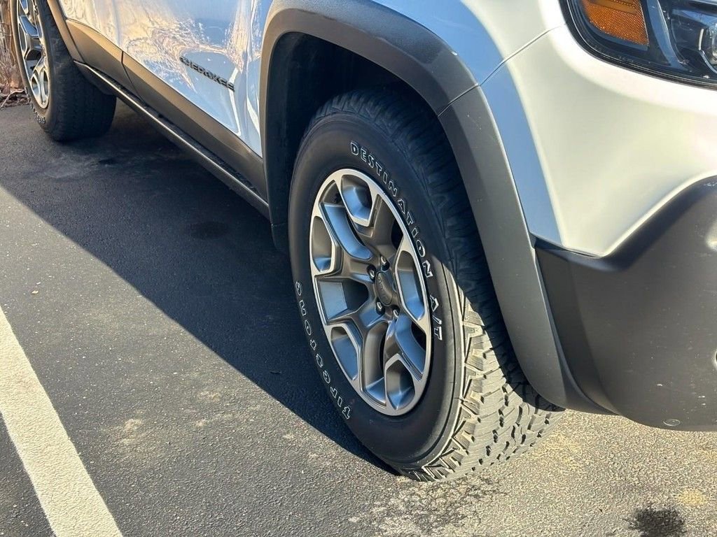 Used 2022 Jeep Cherokee Trailhawk w/ Premium Leather Package image 5