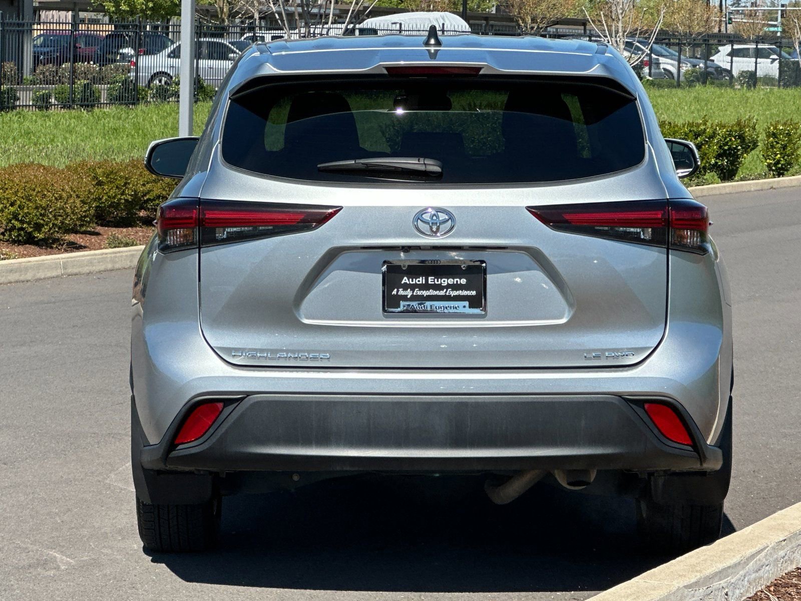 Used 2024 Toyota Highlander LE AWD/4WD image 4