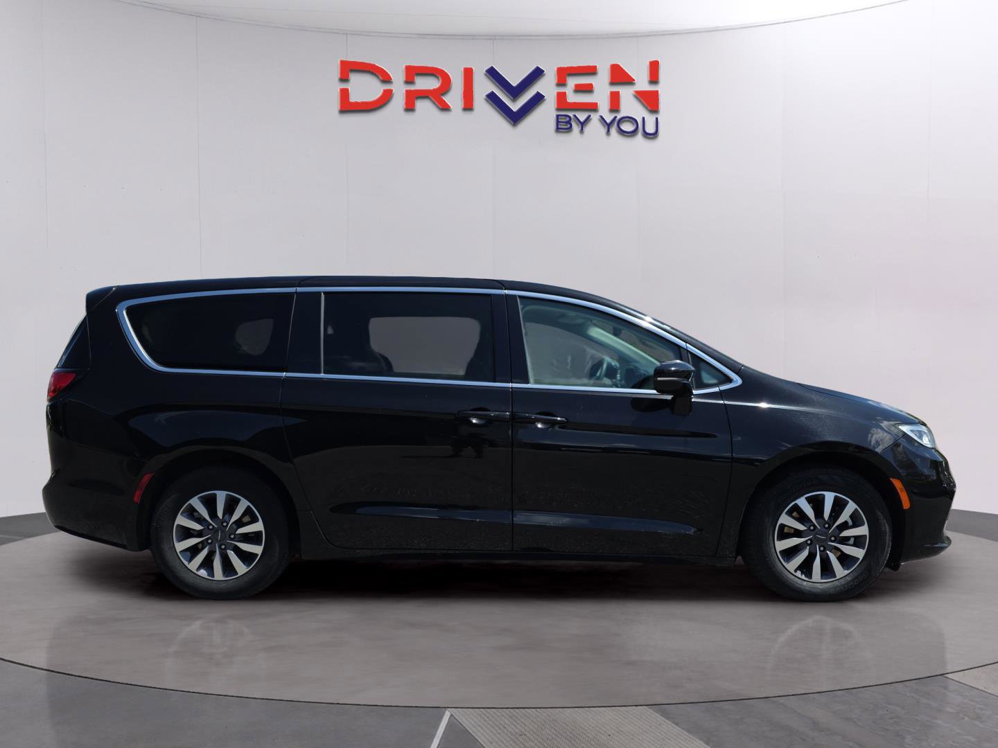Used 2024 Chrysler Pacifica Select image 6