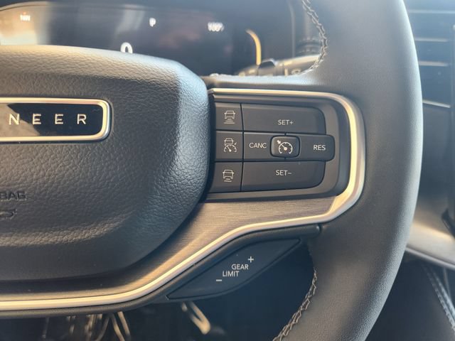 Used 2025 Jeep Wagoneer L Series II AWD/4WD image 29