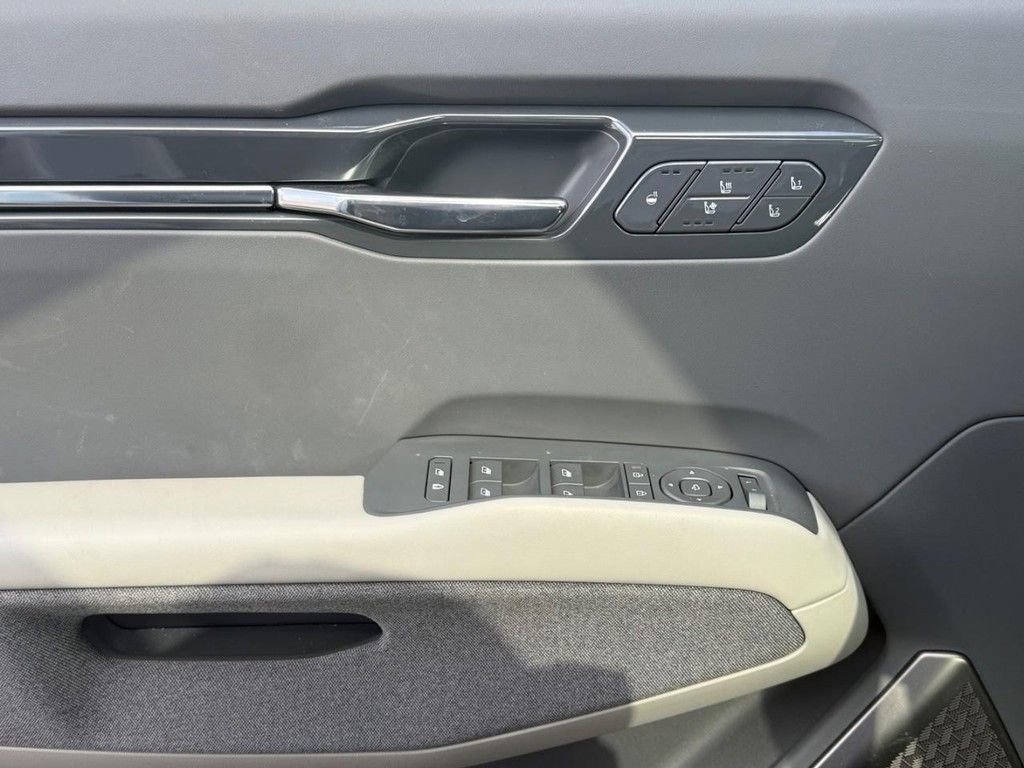 Used 2024 Kia EV9 Land image 28