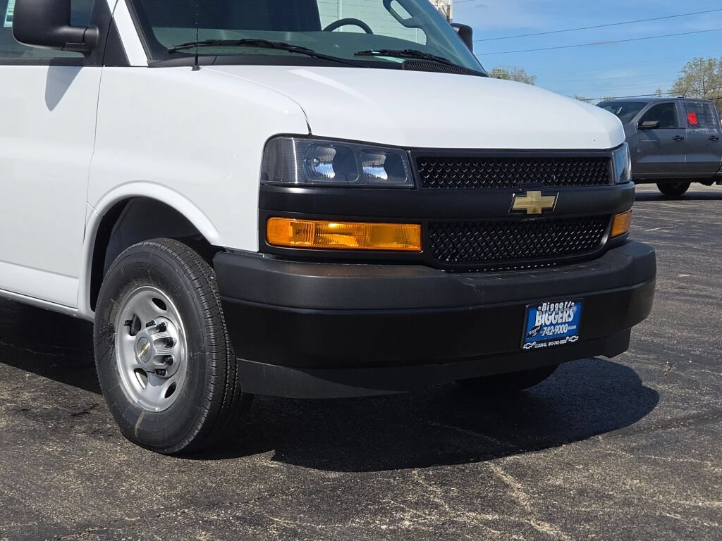 New 2026 Chevrolet Express 2500 Extended w/ Enhanced Convenience Package RWD image 2