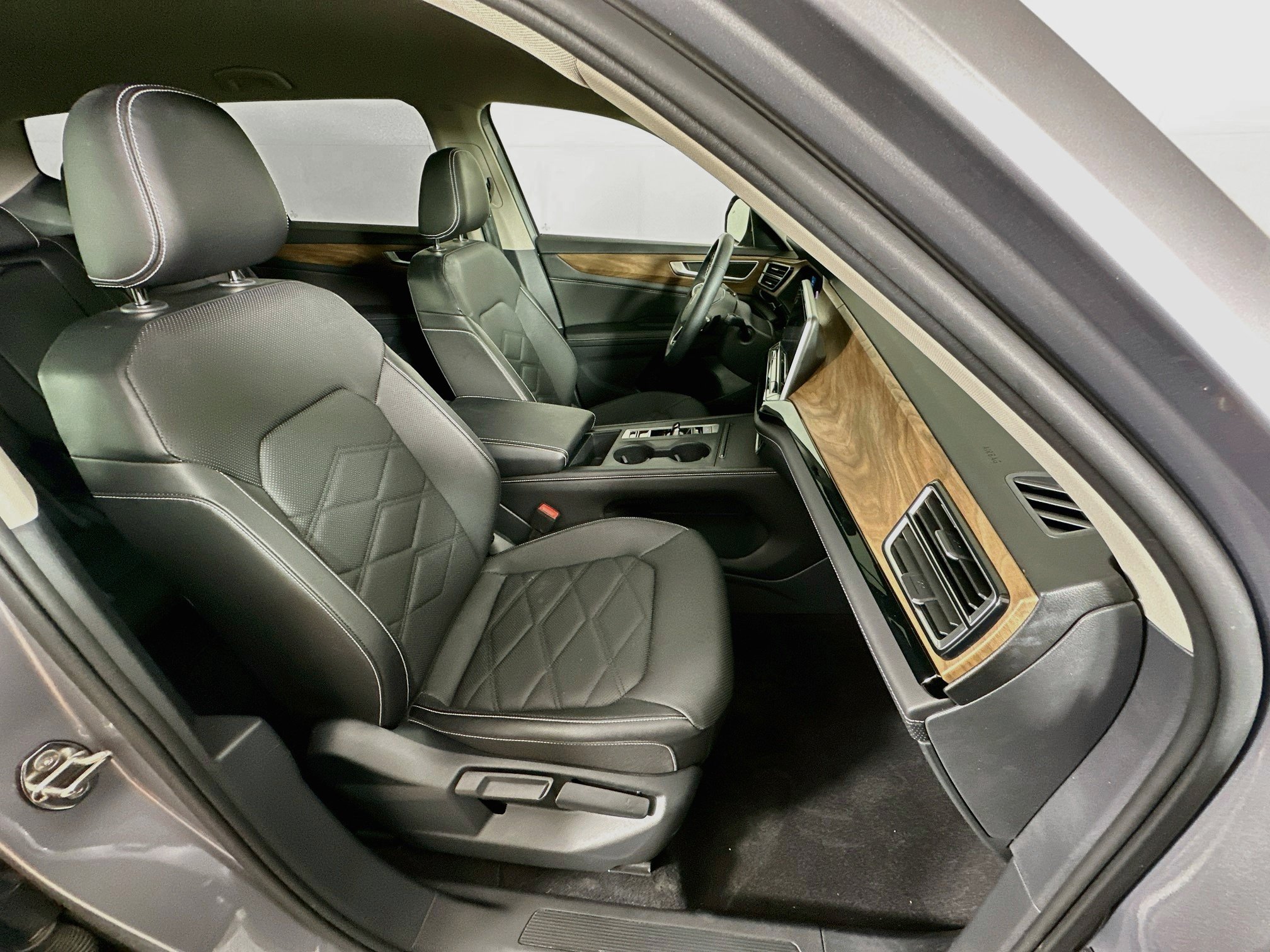 Used 2024 Volkswagen Atlas SE AWD/4WD image 32