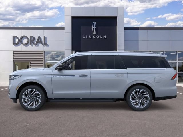 New 2026 Lincoln Navigator L Premier AWD/4WD image 3