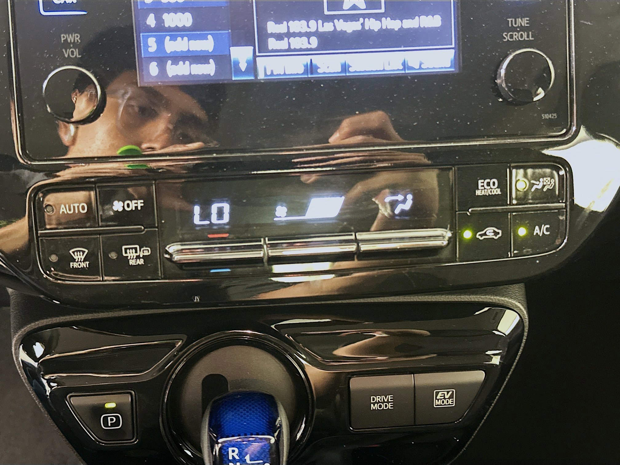 Used 2019 Toyota Prius L Eco w/ Carpet Mat Package FWD image 22