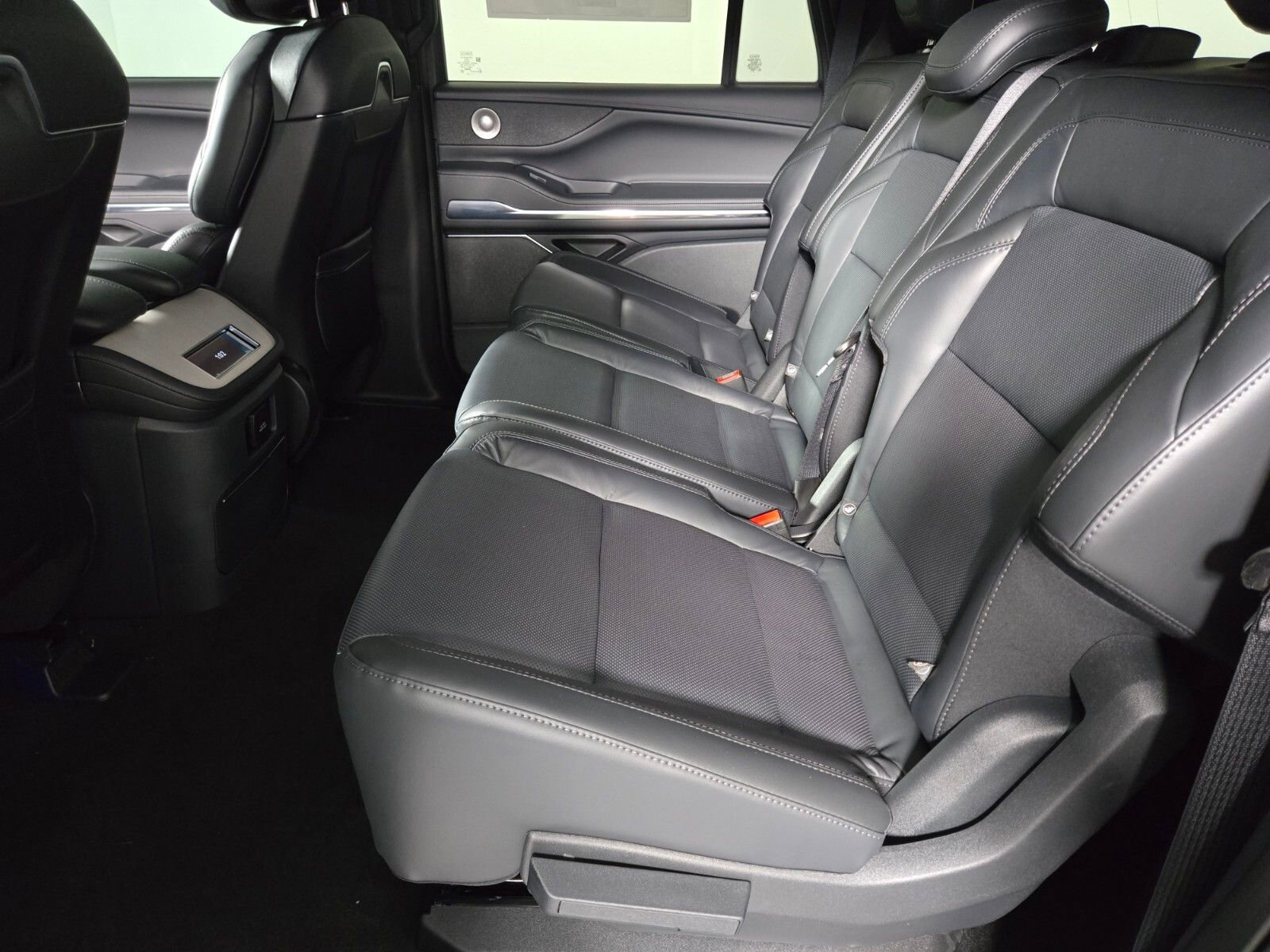 New 2026 Lincoln Navigator L Reserve w/ Jet Appearance Package AWD/4WD image 14