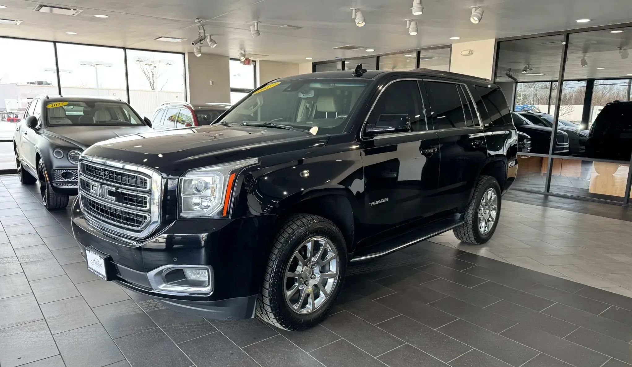 Used 2017 GMC Yukon SLT AWD/4WD image 1