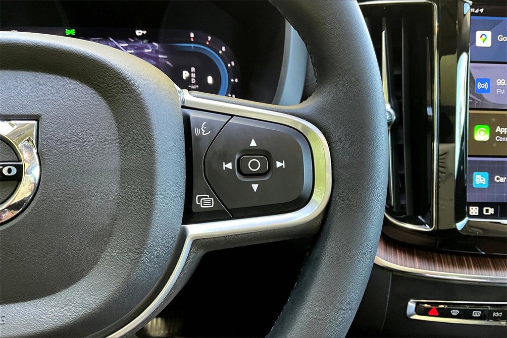 Certified 2022 Volvo XC60 B5 Momentum image 11