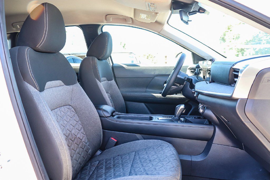 Used 2025 Nissan Kicks SV AWD/4WD image 16