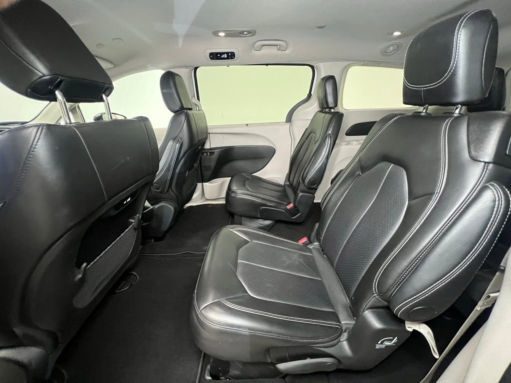 Used 2024 Chrysler Pacifica Touring-L image 5