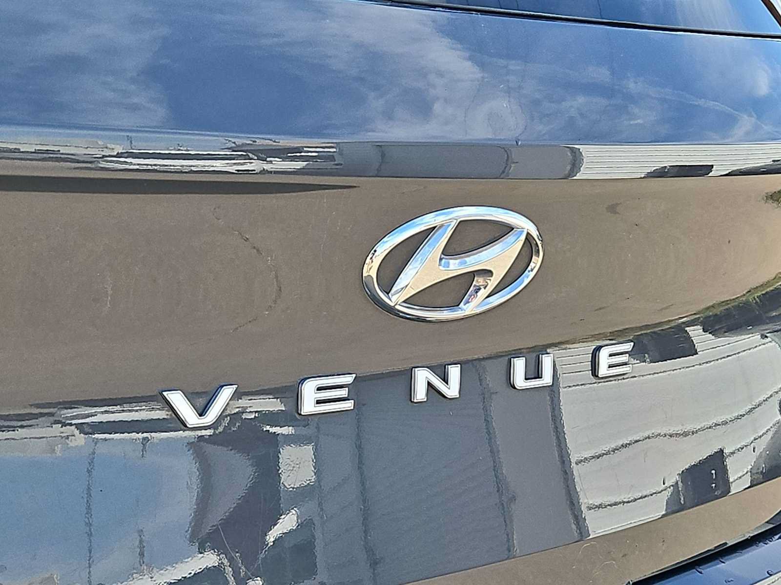 Used 2025 Hyundai Venue SEL FWD image 6