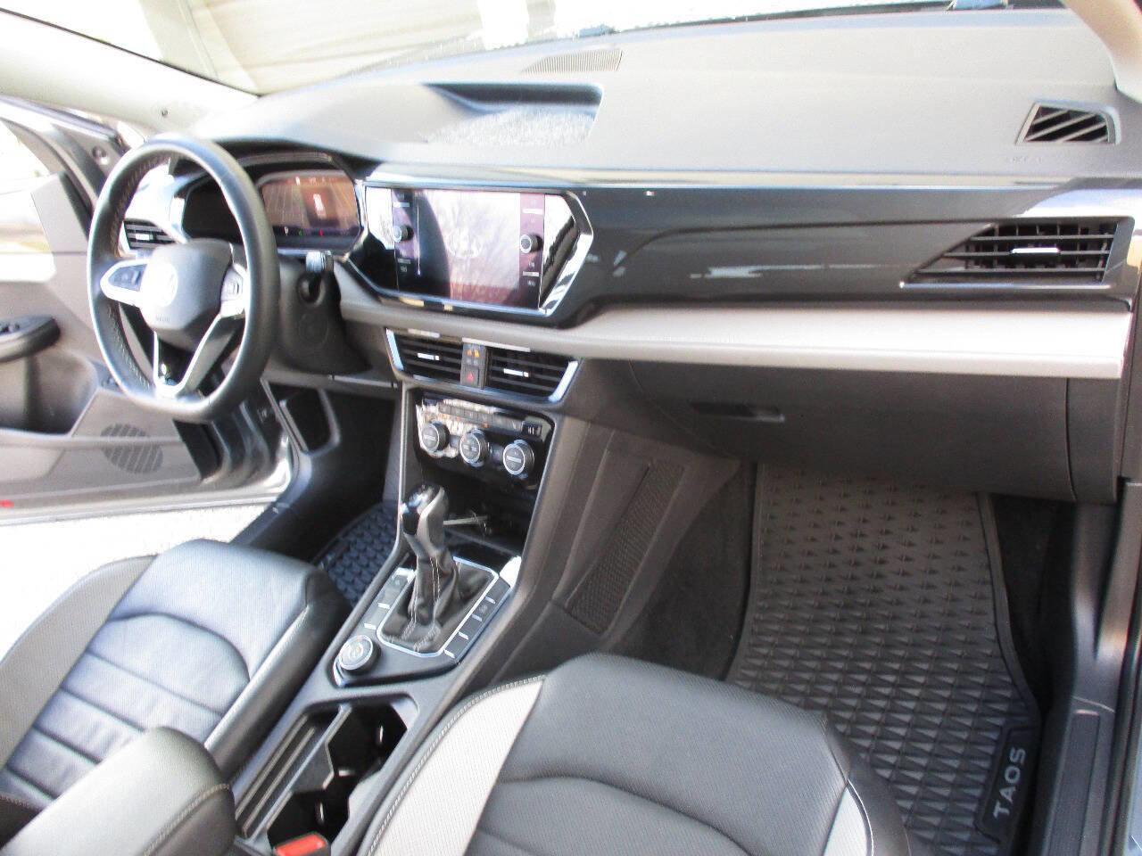 Used 2022 Volkswagen Taos SEL image 24