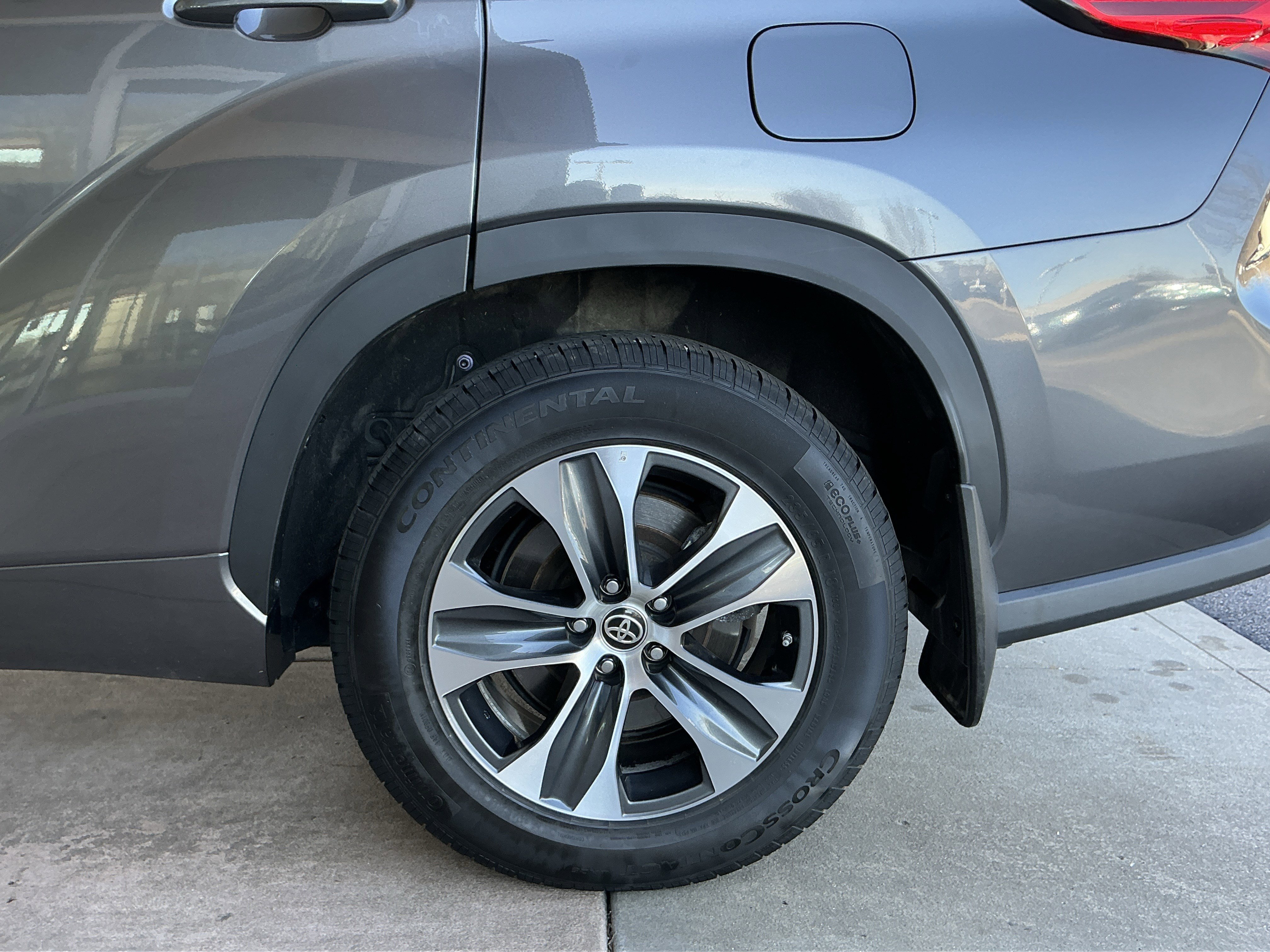 Used 2023 Toyota Highlander XLE image 23