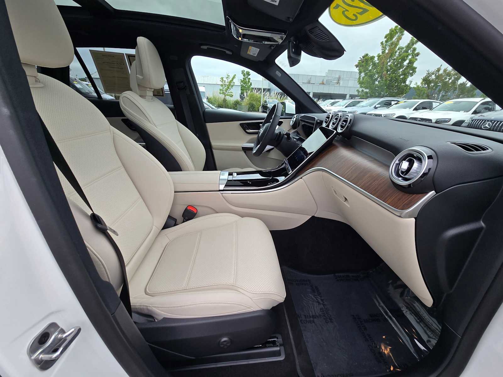 Used 2025 Mercedes-Benz GLC 300 4MATIC image 11