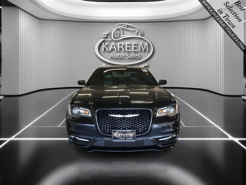 Used 2018 Chrysler 300 S w/ 300S Premium Group RWD image 2