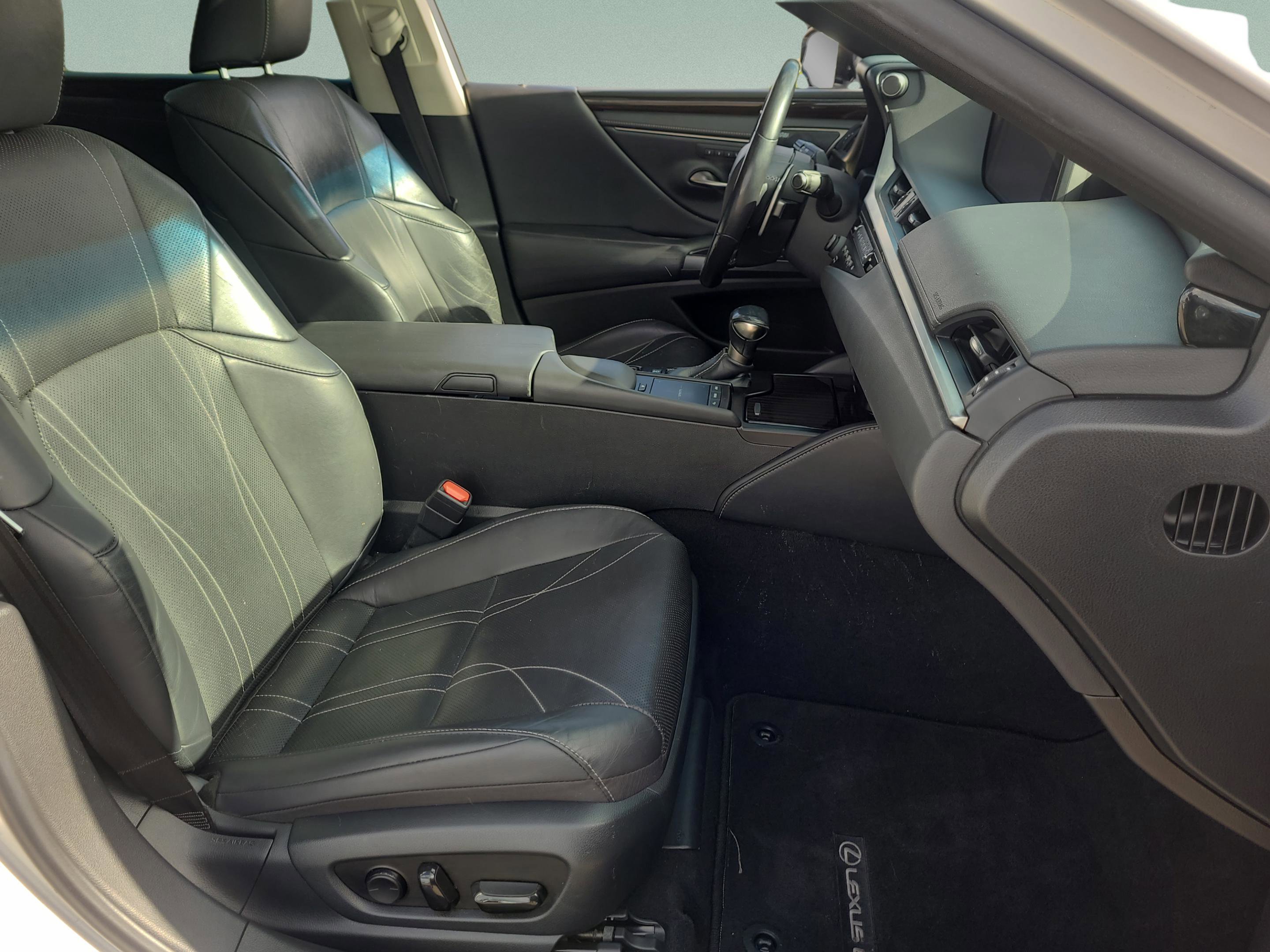 Used 2019 Lexus ES 300h w/ Accessory Package 2 image 16