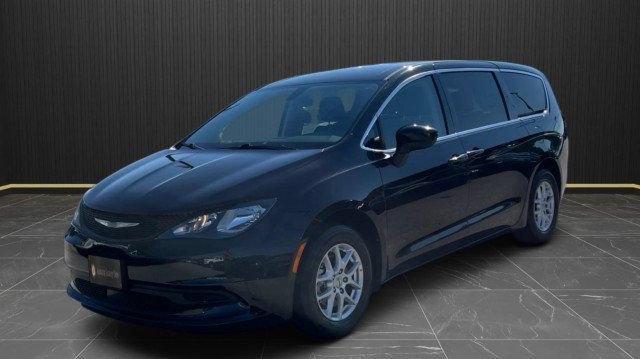 Used 2022 Chrysler Voyager LX FWD image 10