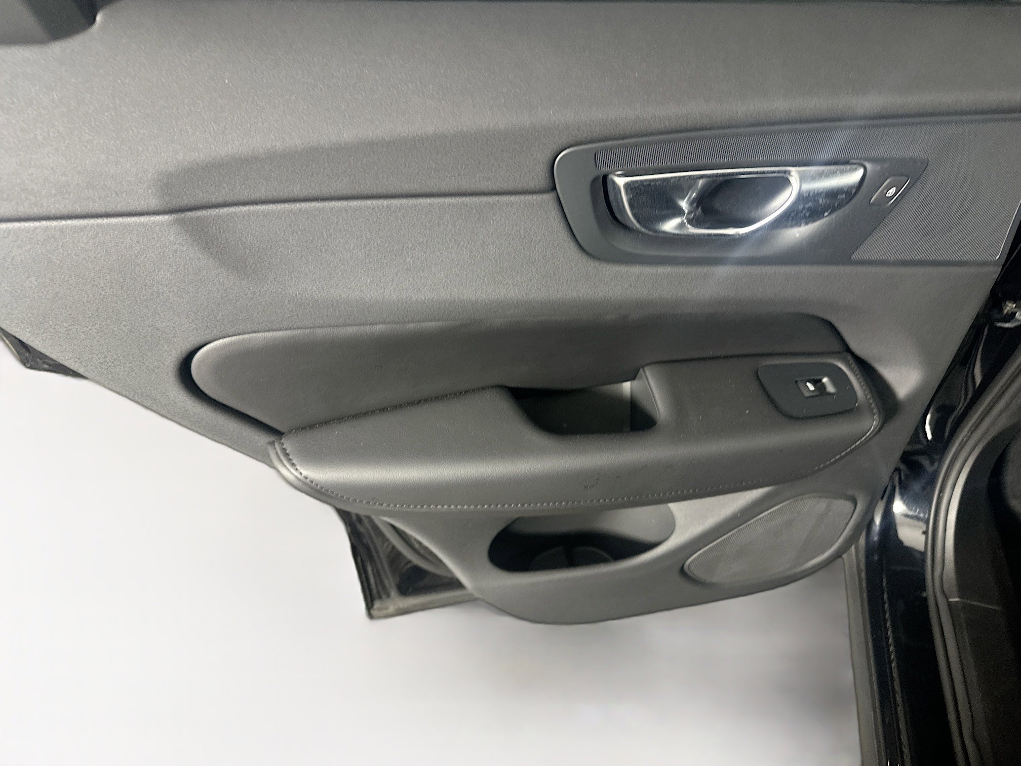 Used 2025 Volvo XC60 B5 Plus image 26