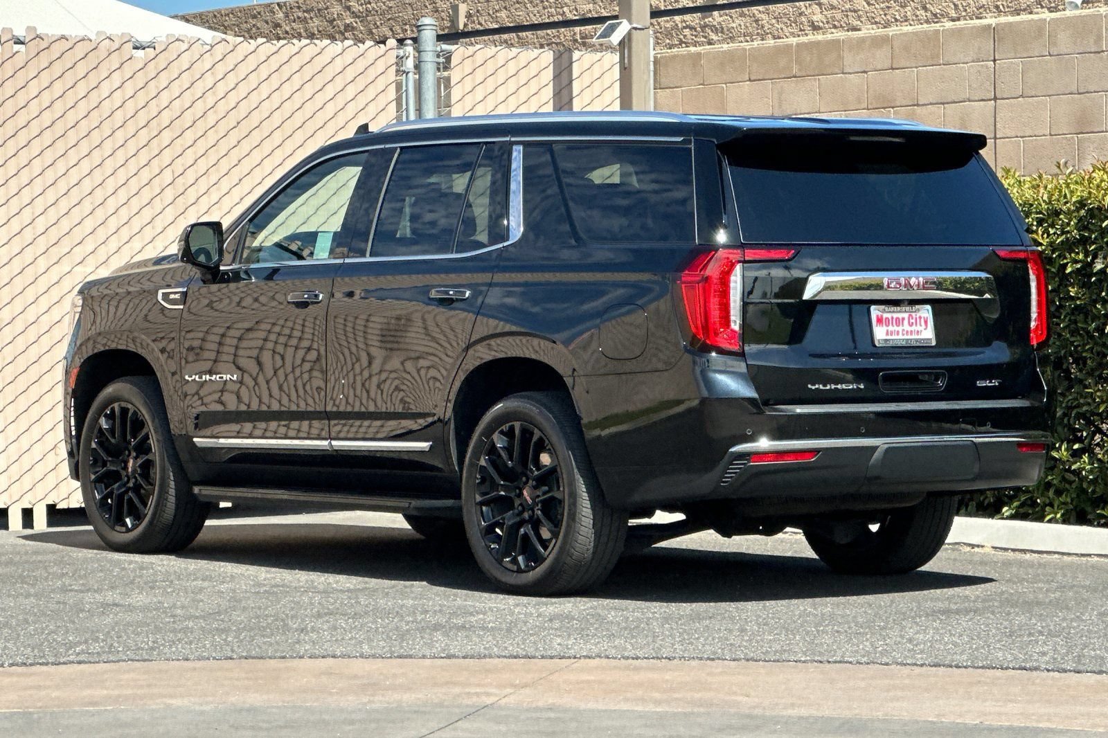 Certified 2023 GMC Yukon SLT w/ SLT Premium Package AWD/4WD image 6