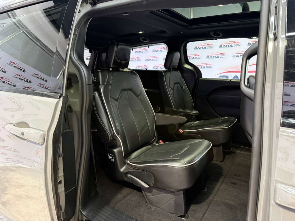 Used 2025 Chrysler Pacifica Limited FWD image 37