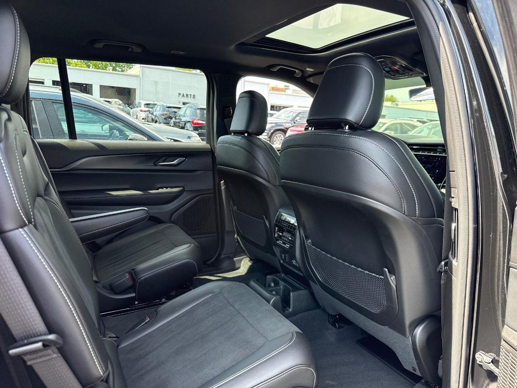 Used 2025 Jeep Grand Cherokee L Altitude AWD/4WD image 11