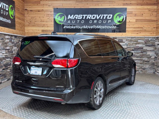 Used 2017 Chrysler Pacifica Limited FWD image 10