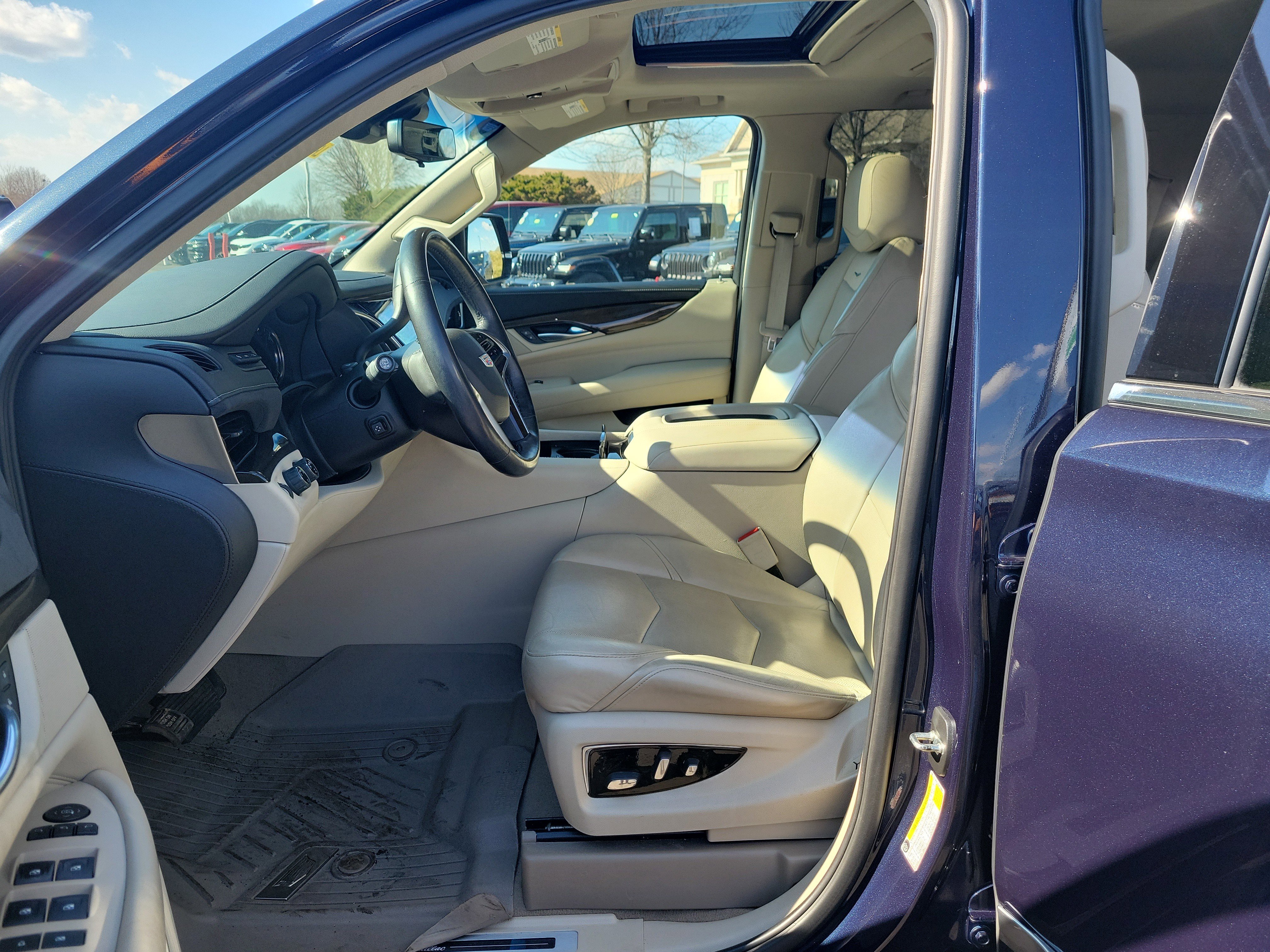 Used 2020 Cadillac Escalade Luxury w/ LPO, Radiant Package image 24