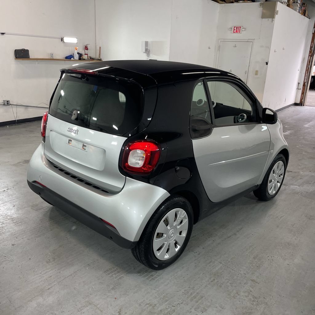 Used 2016 smart fortwo pure RWD image 4