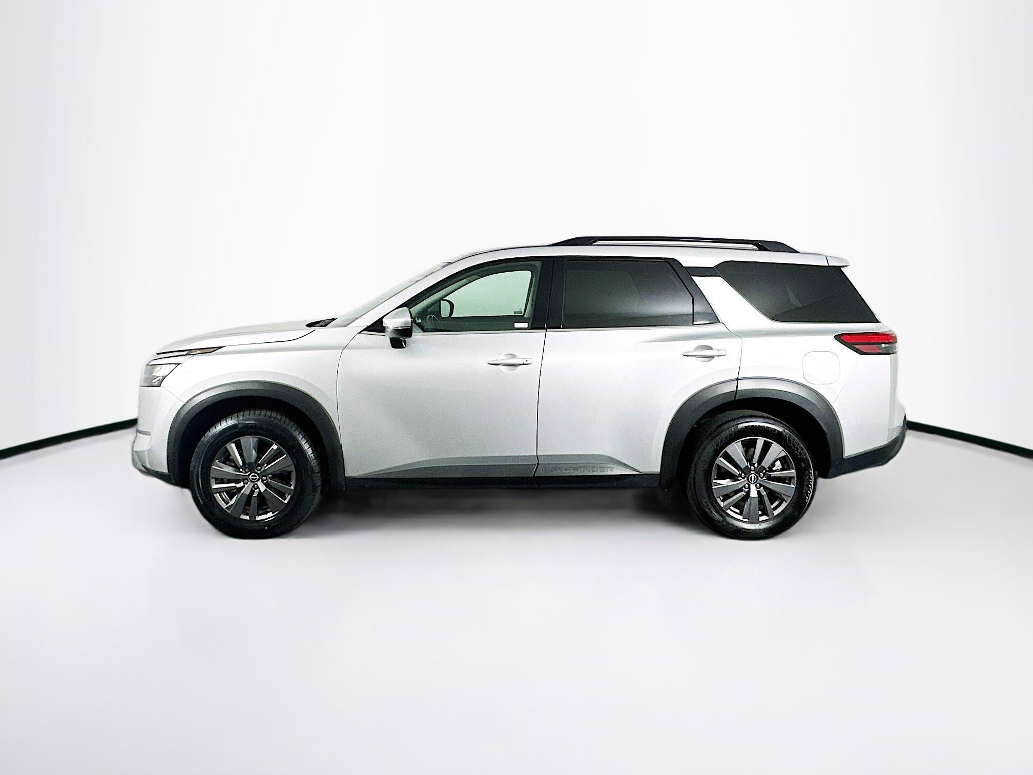 Used 2025 Nissan Pathfinder SV image 4