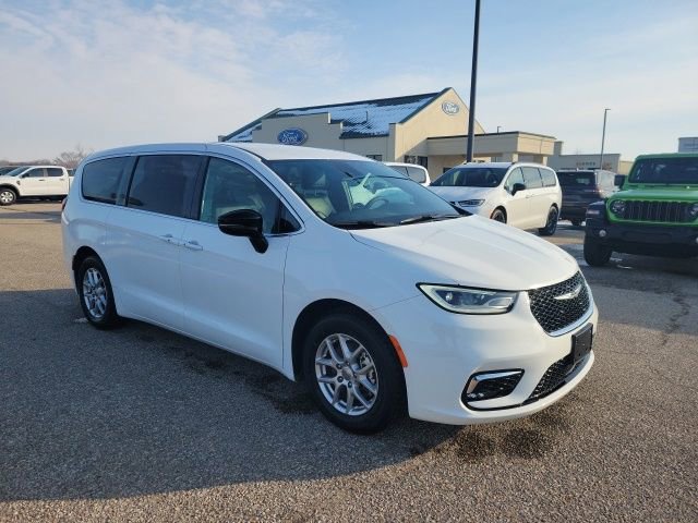 Used 2025 Chrysler Pacifica Select image 19