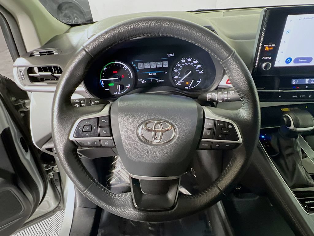 Certified 2025 Toyota Sienna XLE FWD image 10