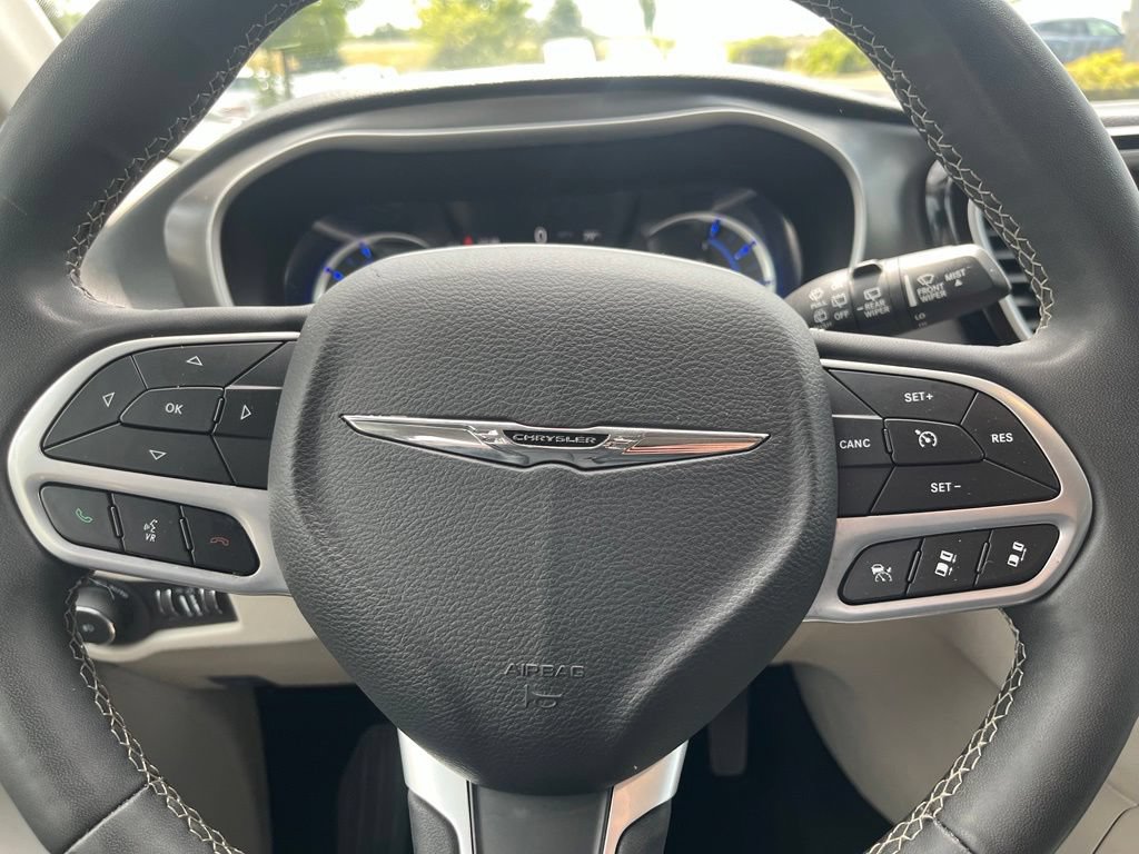 Used 2023 Chrysler Pacifica Touring-L FWD image 19