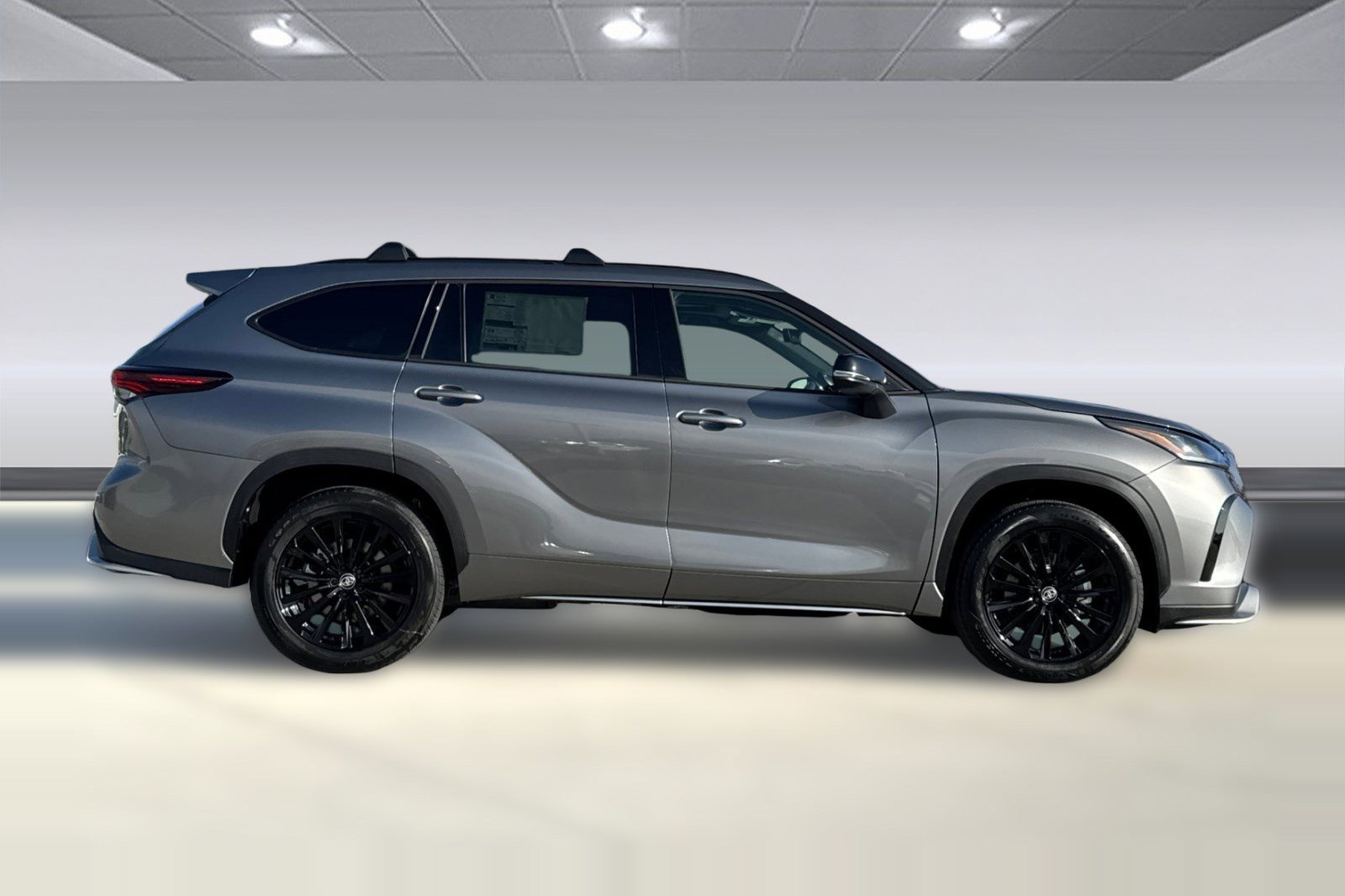 New 2026 Toyota Highlander XLE image 2