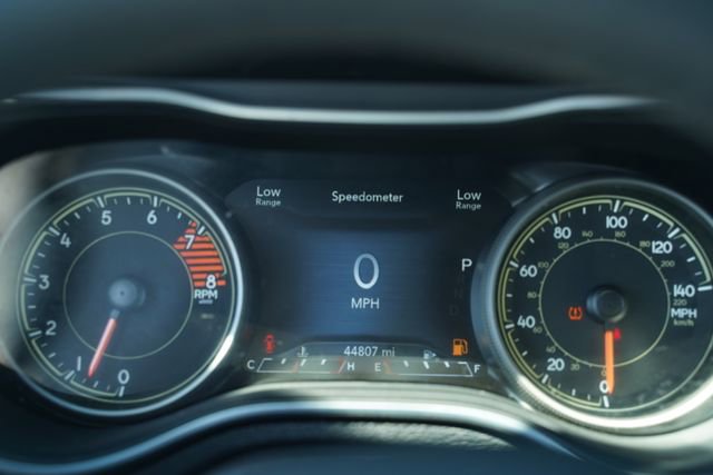 Used 2021 Jeep Cherokee Trailhawk AWD/4WD image 30