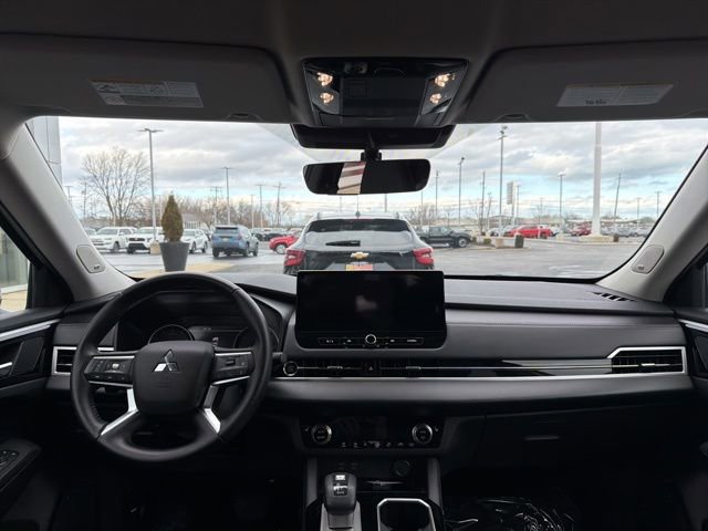 Used 2025 Mitsubishi Outlander SE image 12