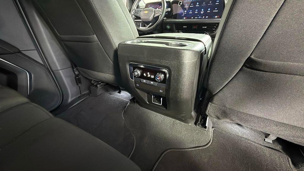 Used 2025 Chevrolet Suburban LS image 34
