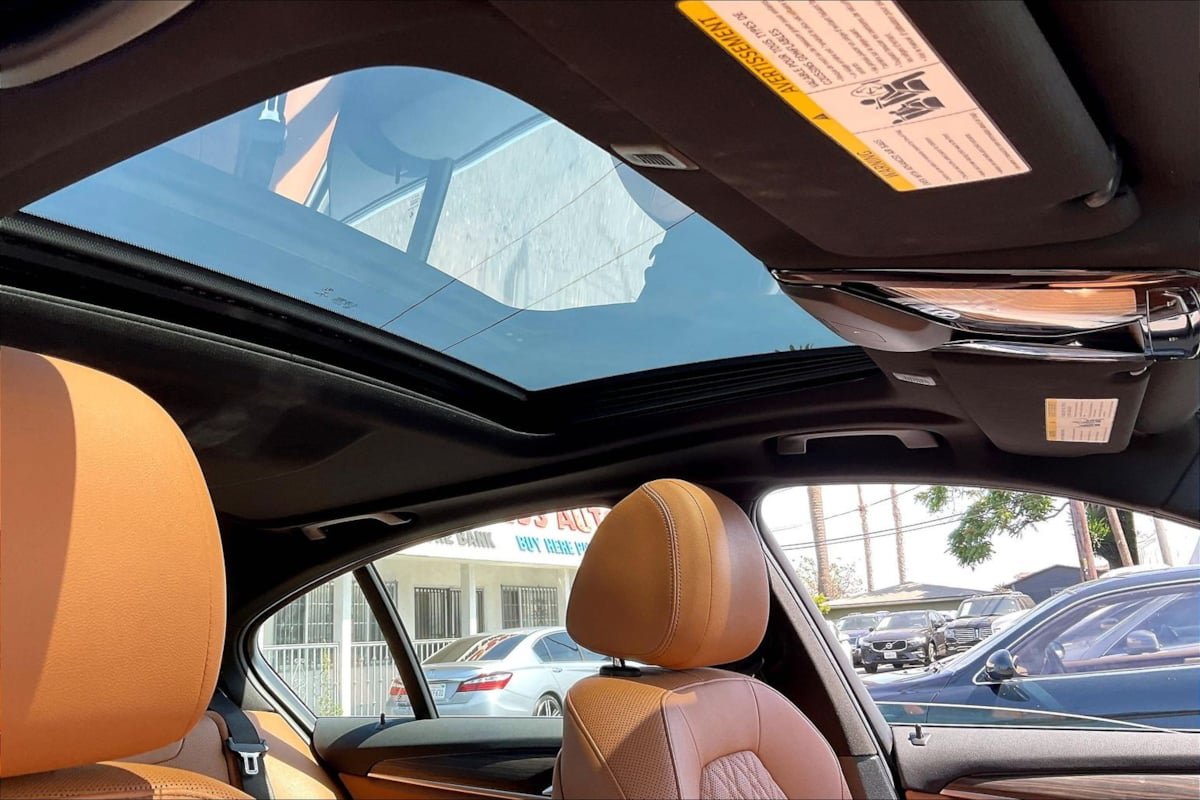 Used 2021 BMW 530e w/ Parking Assistance Package RWD image 22