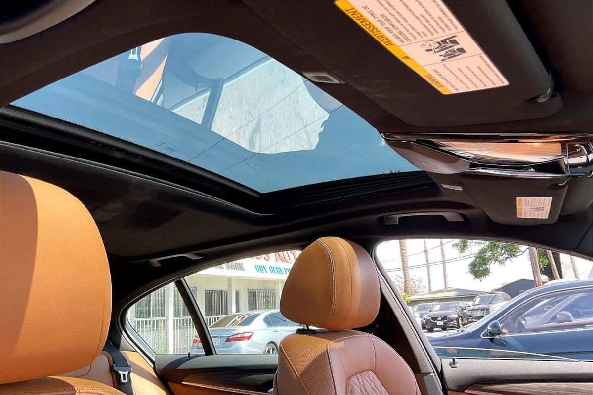 Used 2021 BMW 530e w/ Parking Assistance Package RWD image 22