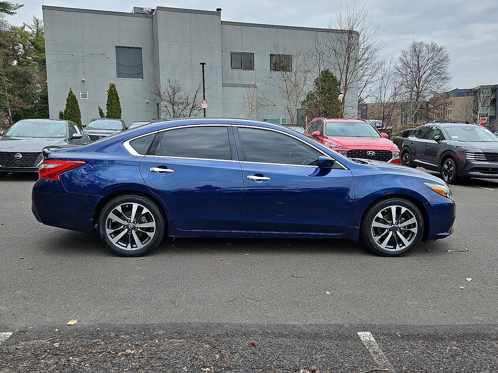 Used 2016 Nissan Altima 2.5 SR w/ LED Appearance Package image 7