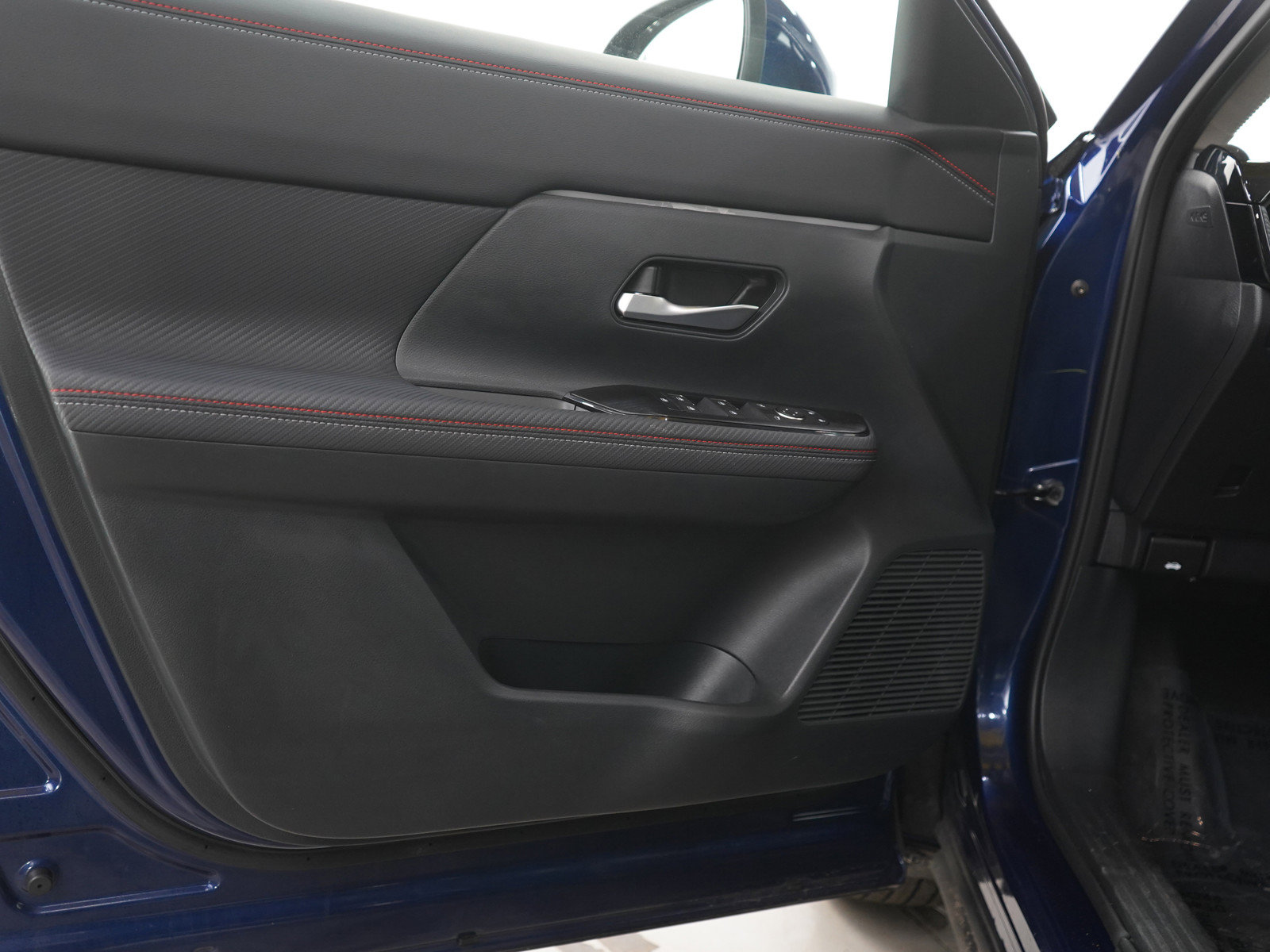Used 2025 Nissan Kicks SR AWD/4WD image 19