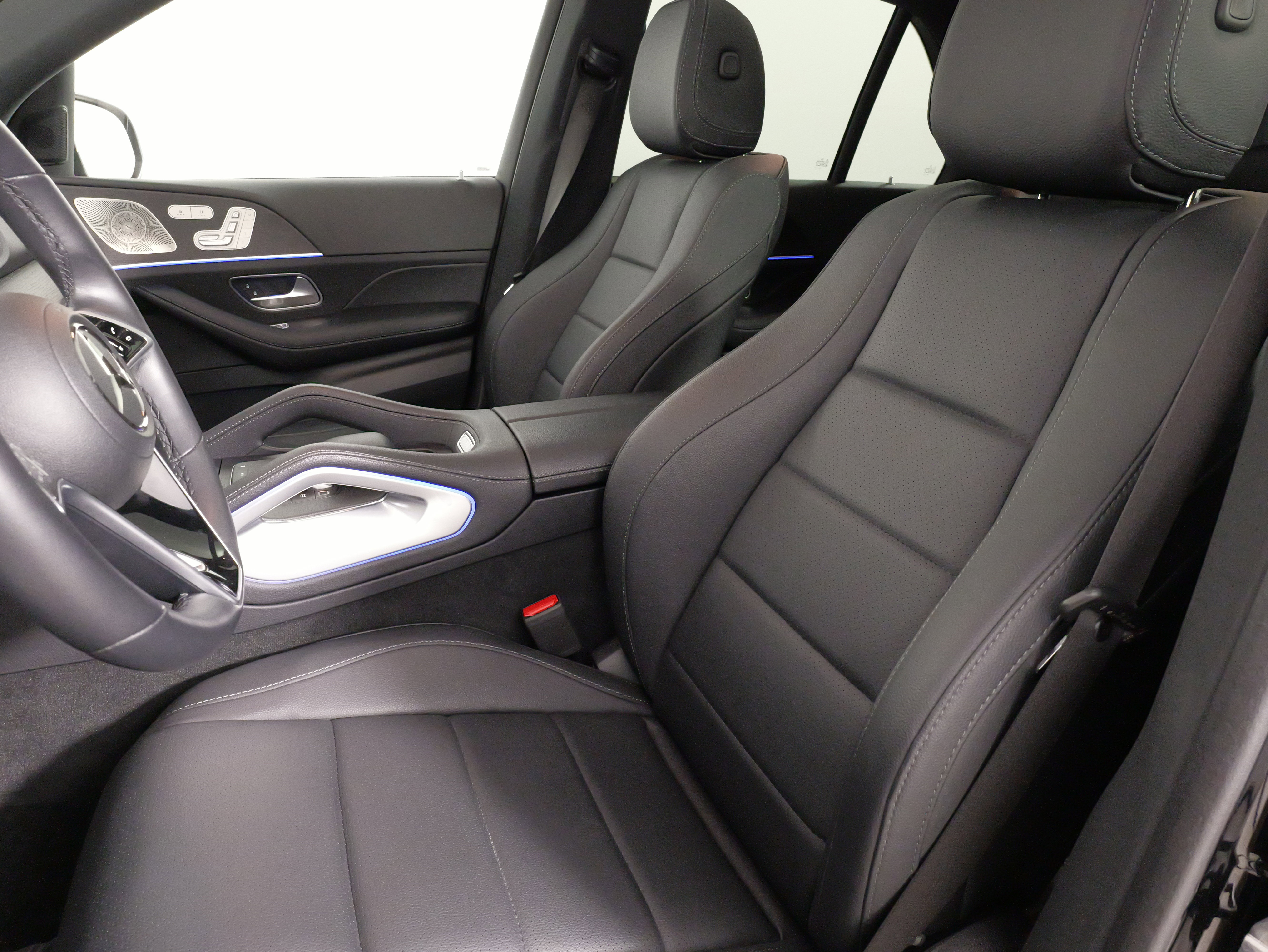 Used 2025 Mercedes-Benz GLE 450e 4MATIC w/ Winter Package image 32
