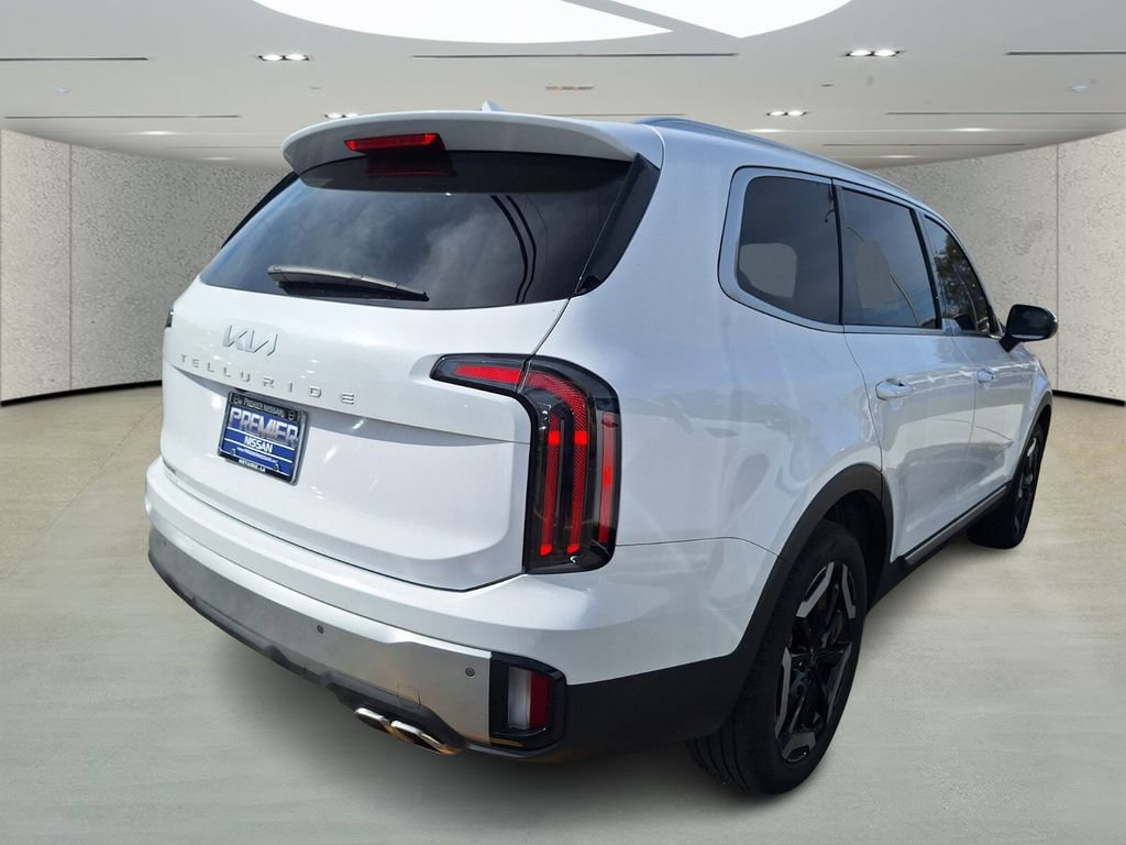 Used 2024 Kia Telluride EX w/ EX Captain's Chair Package image 5