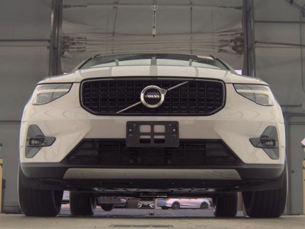 Used 2023 Volvo XC40 B5 Plus w/ Climate Package AWD/4WD image 3
