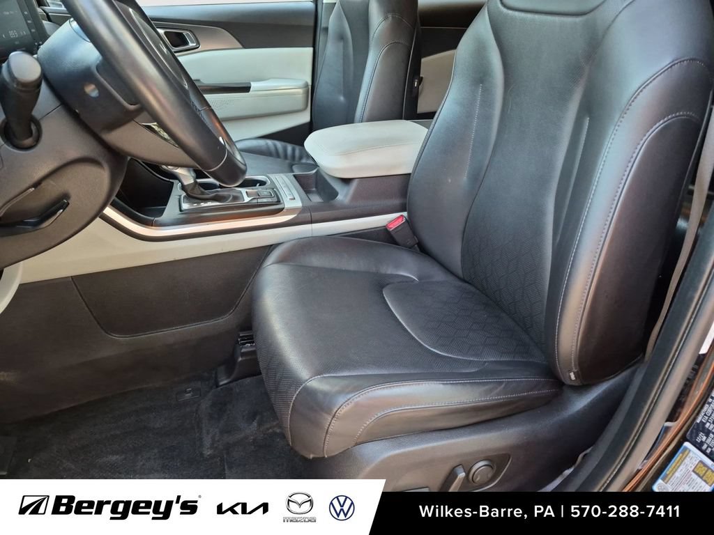 Used 2022 Kia Carnival LX FWD image 12