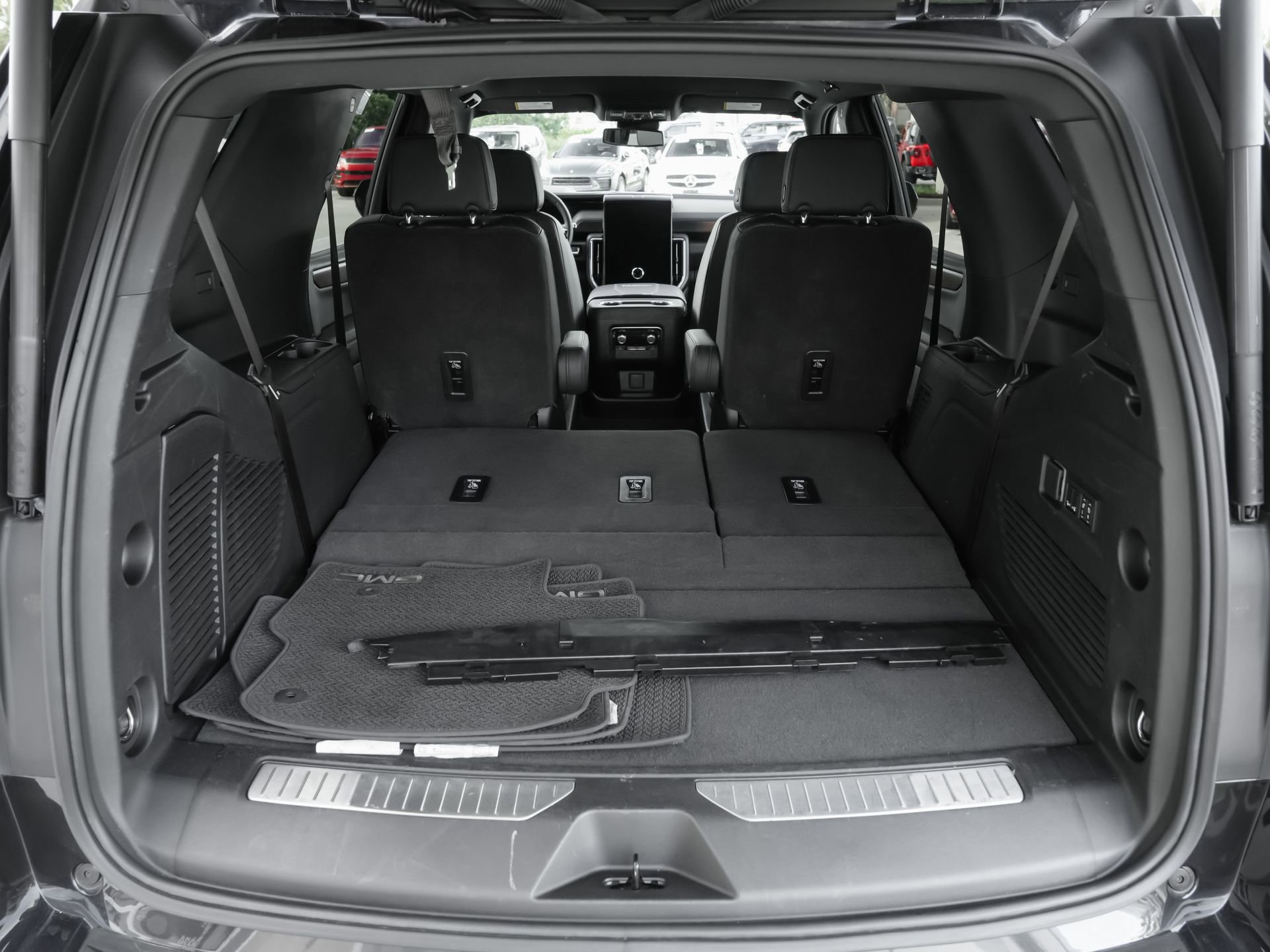 Used 2025 GMC Yukon Denali RWD image 40