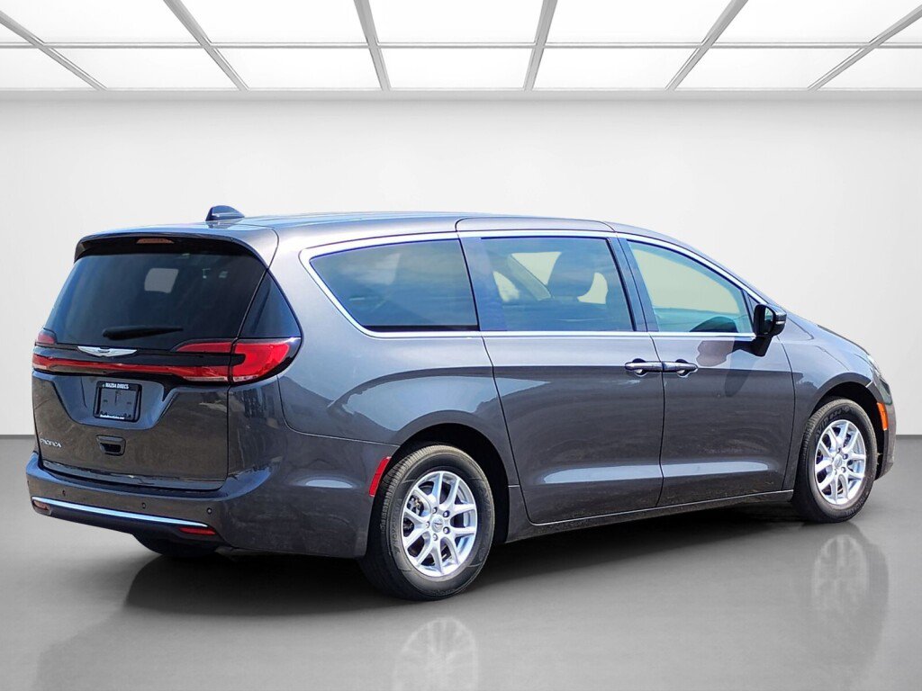 Used 2023 Chrysler Pacifica Touring-L FWD image 5