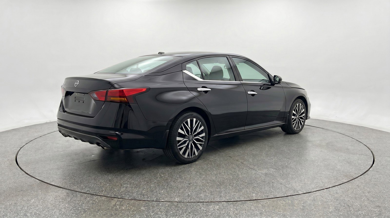 Used 2025 Nissan Altima 2.5 SV FWD image 9